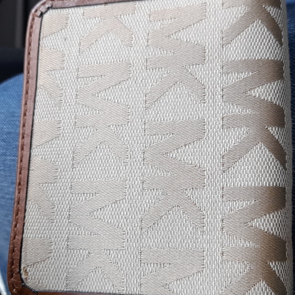 Flash Sale! Today only deal! Like New! Michael kors wallet - Picture 3 of 8